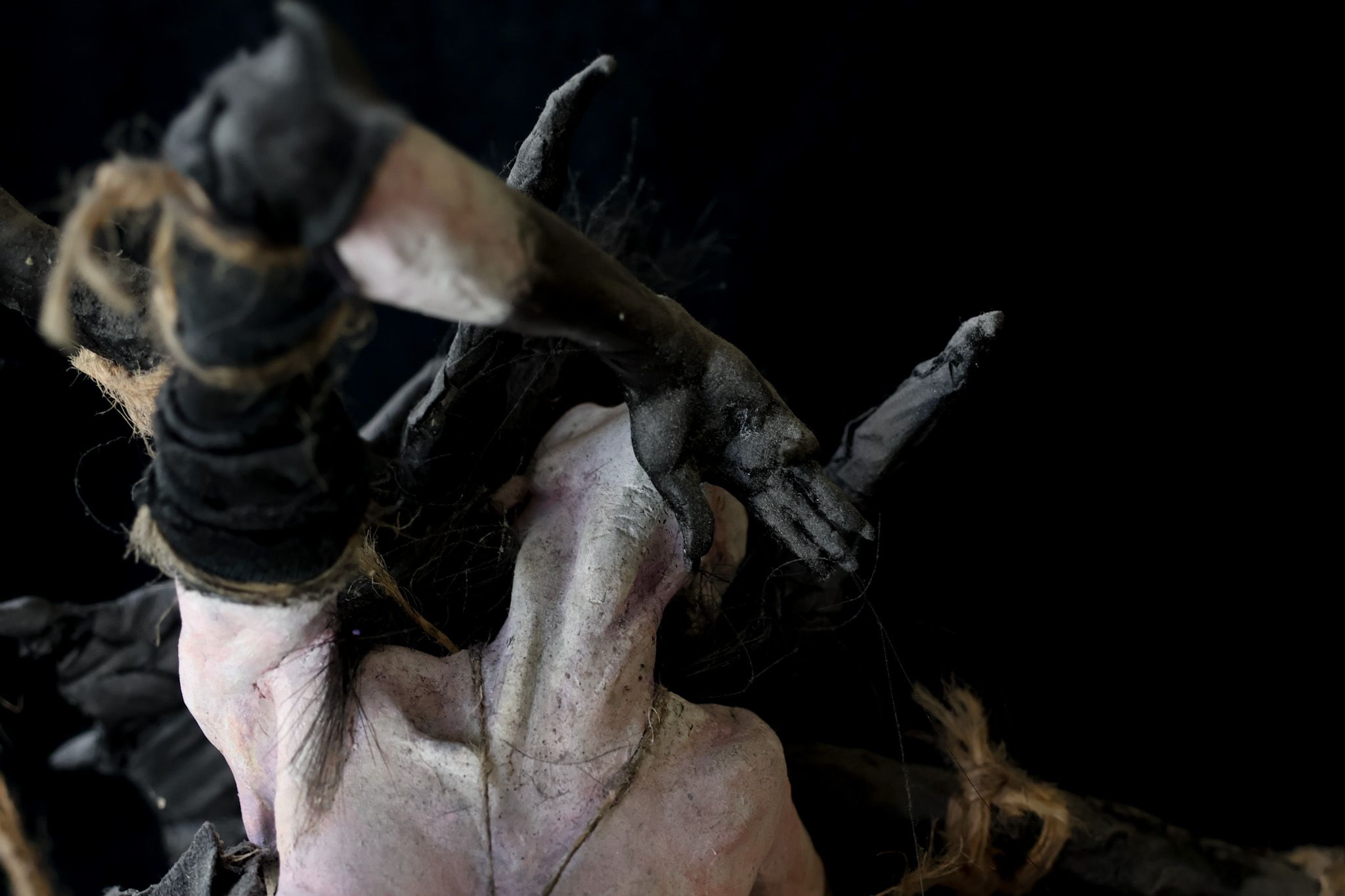 domina strega witch spider postapocaliptic fashion lust women feet long legs big breasts tits boobs