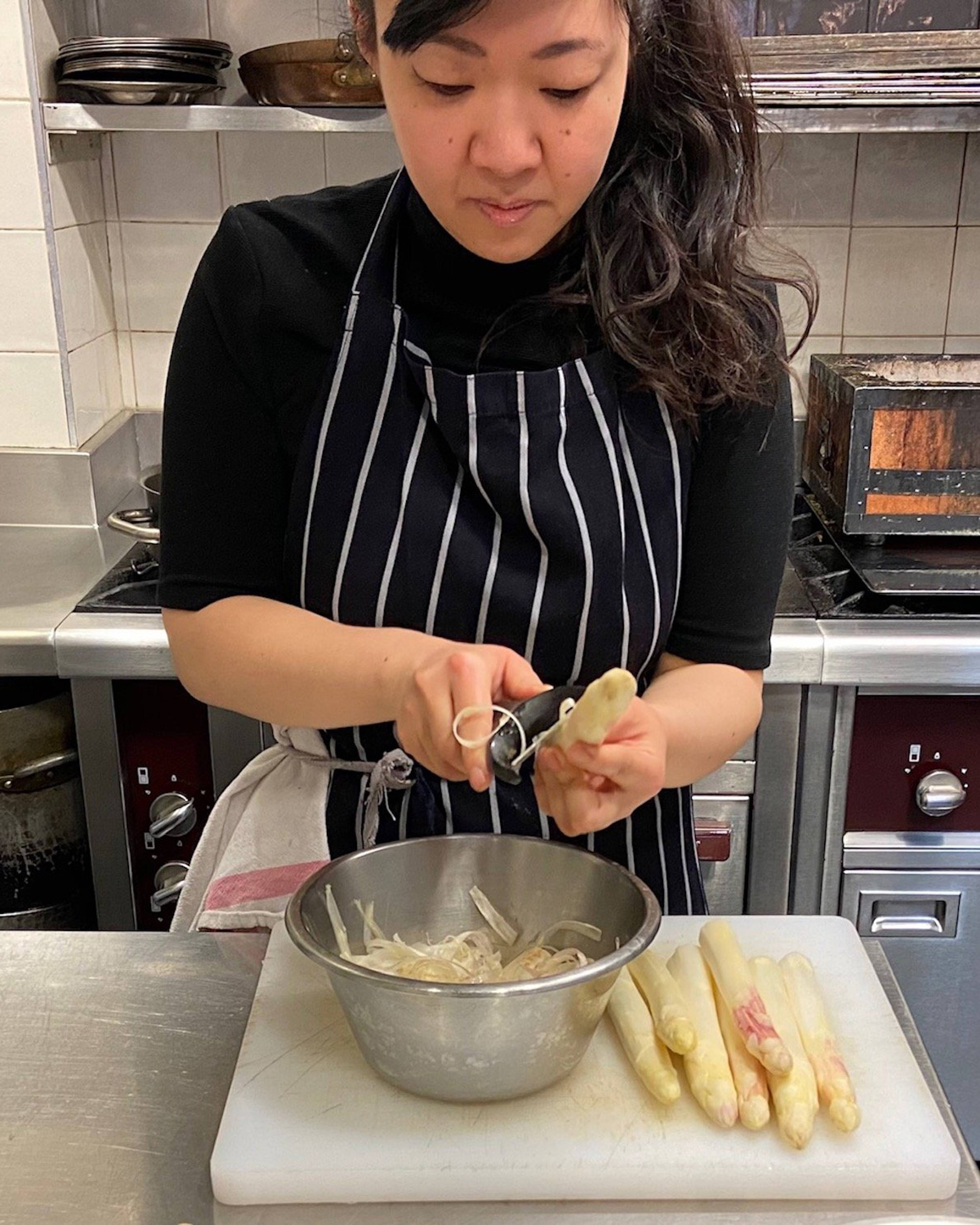 Emily chia peeling white asparagus