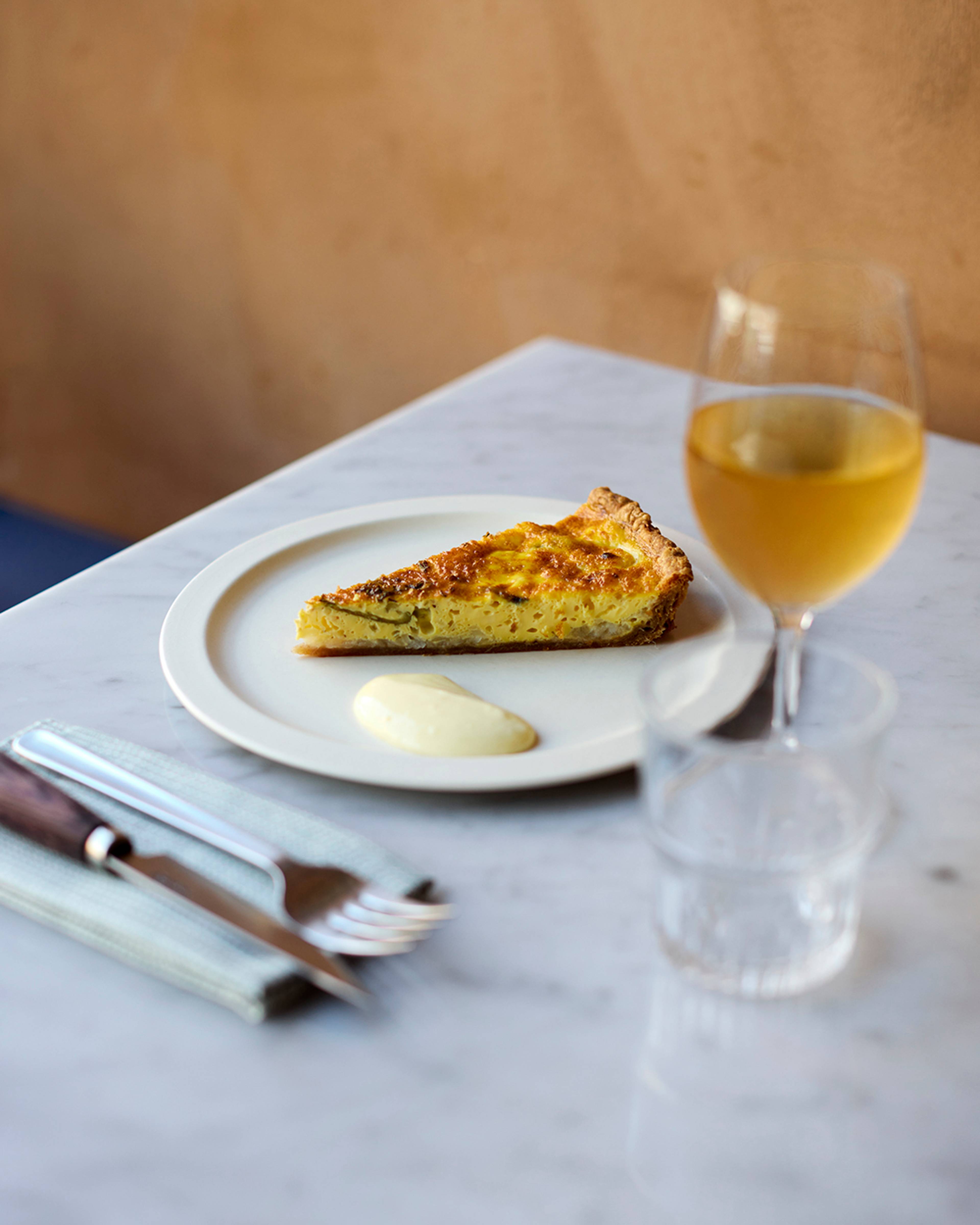 Images with caption alt text