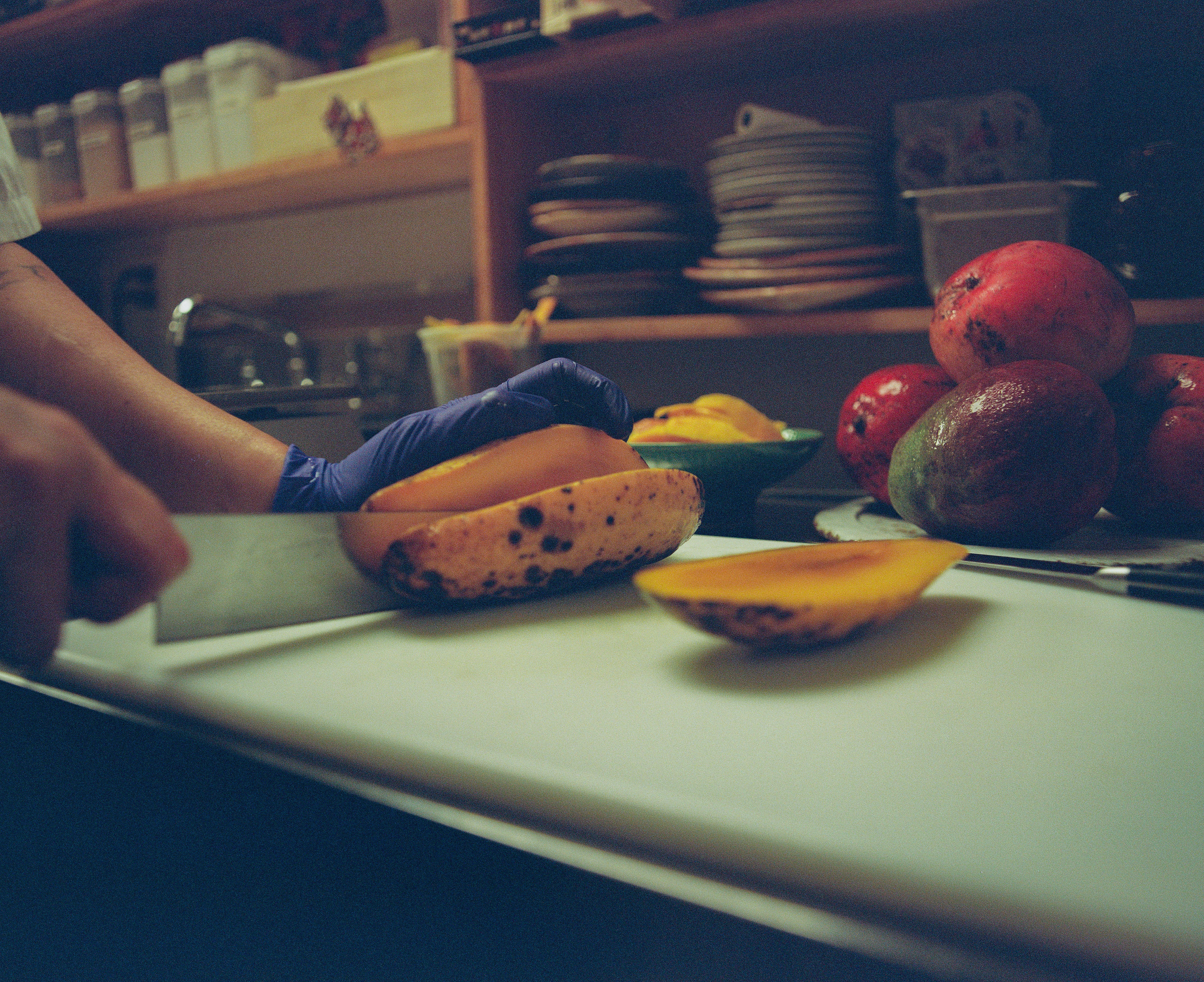 photo of slicing mangoes