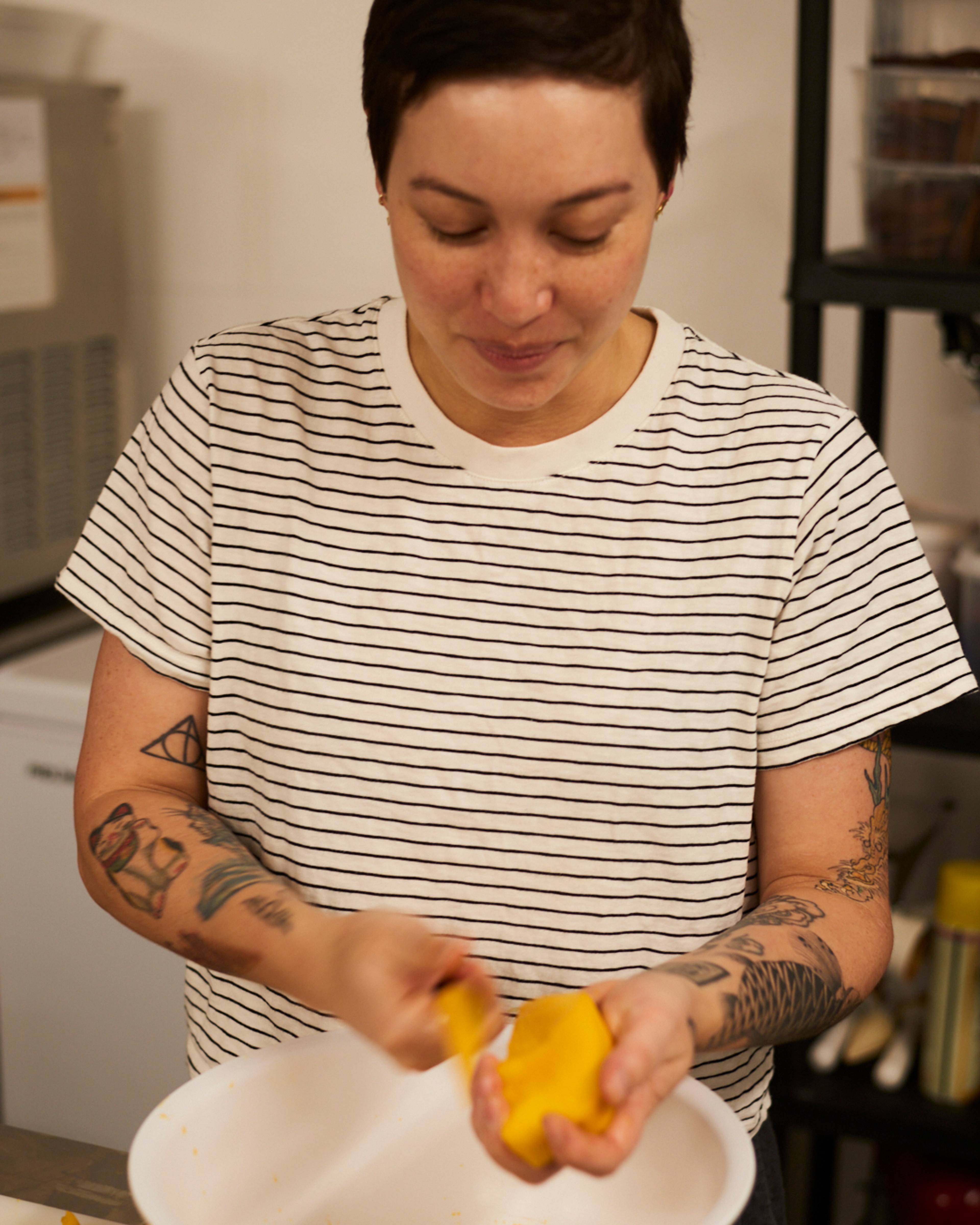 julia slicing the mango