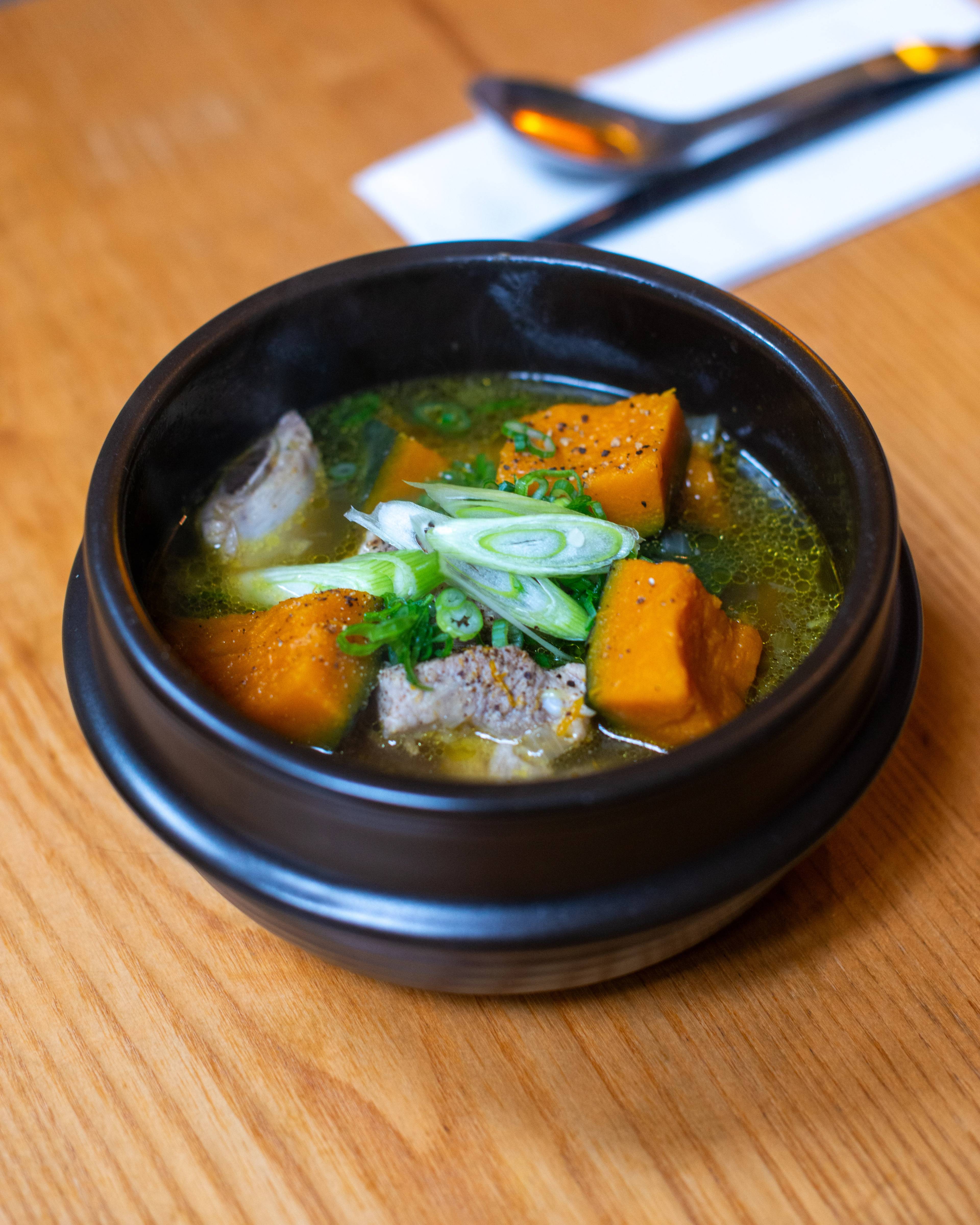 Images with caption alt text