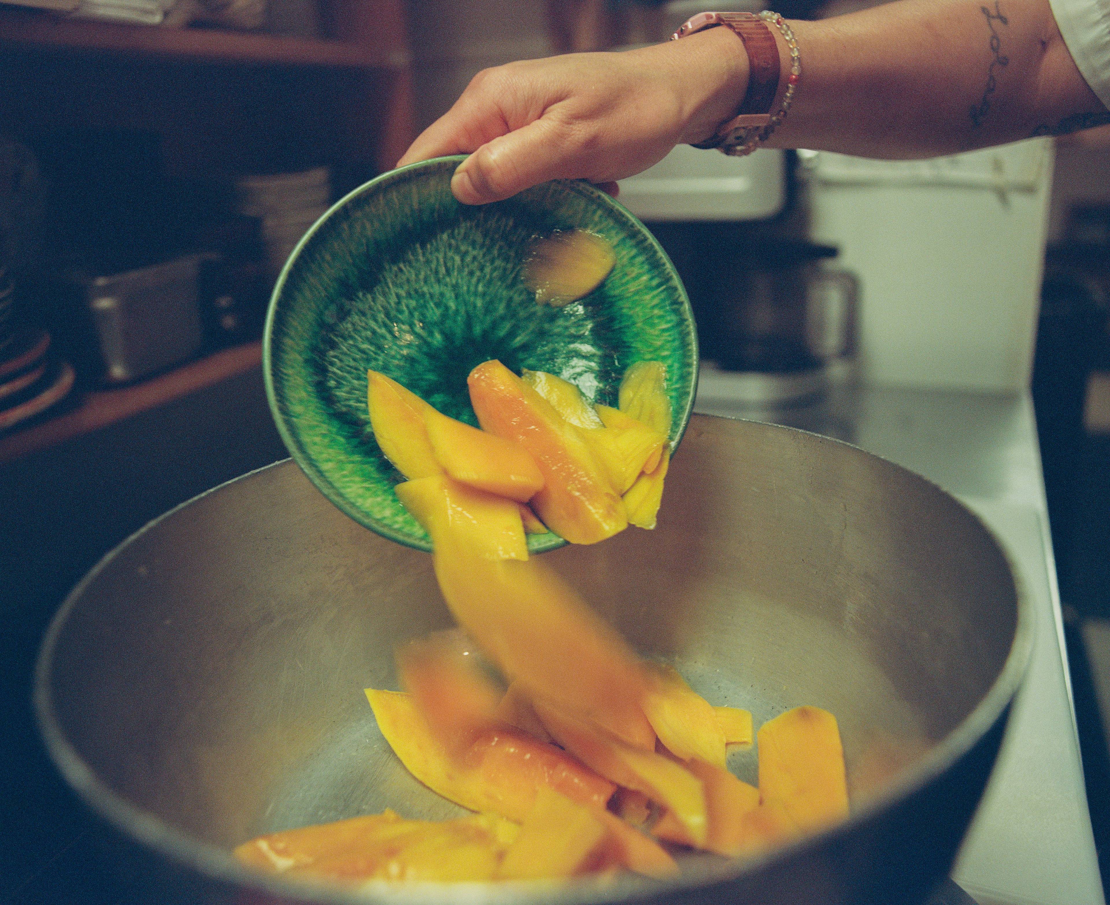 Photo of sliced mangoes in bowl
