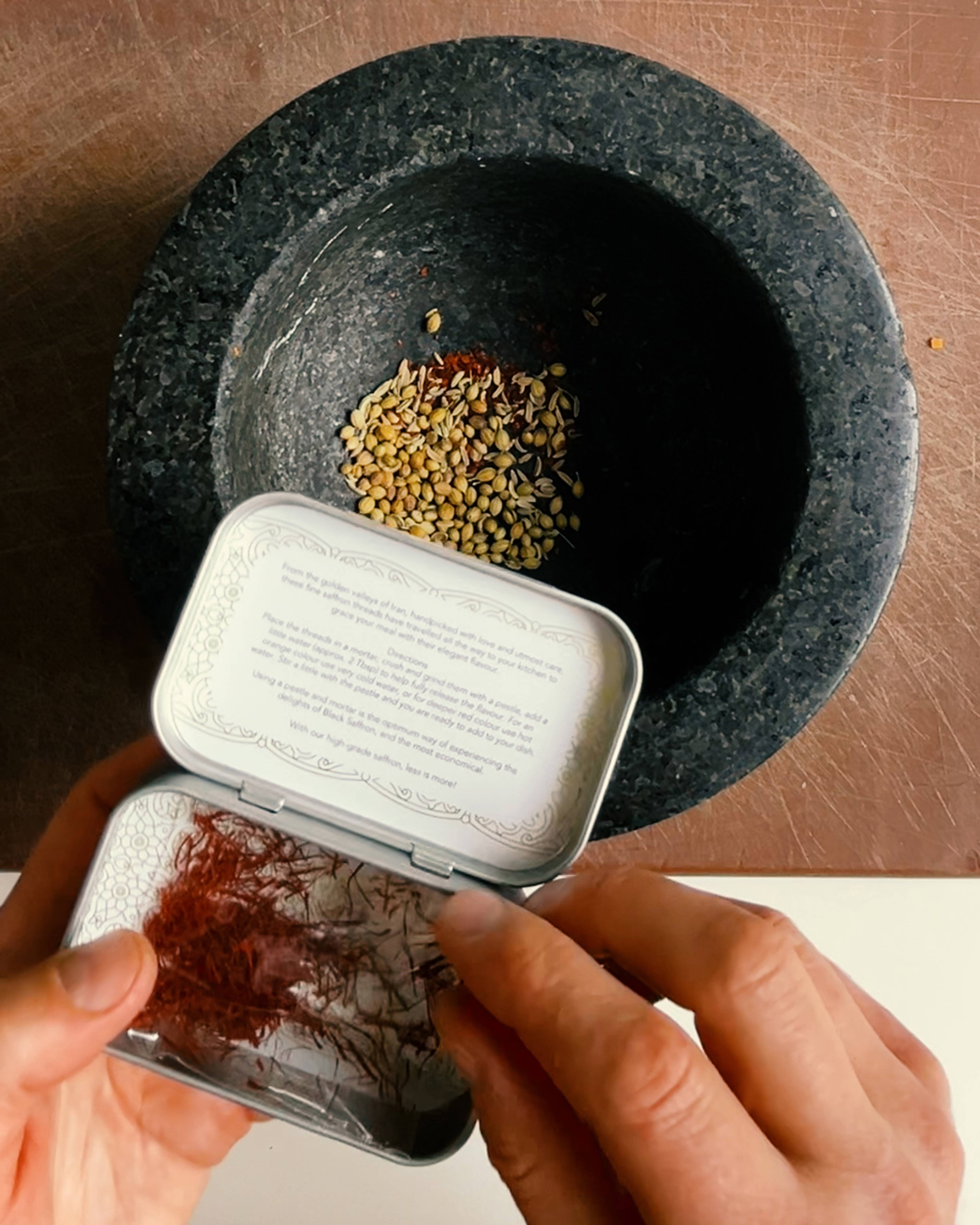 Images with caption alt text