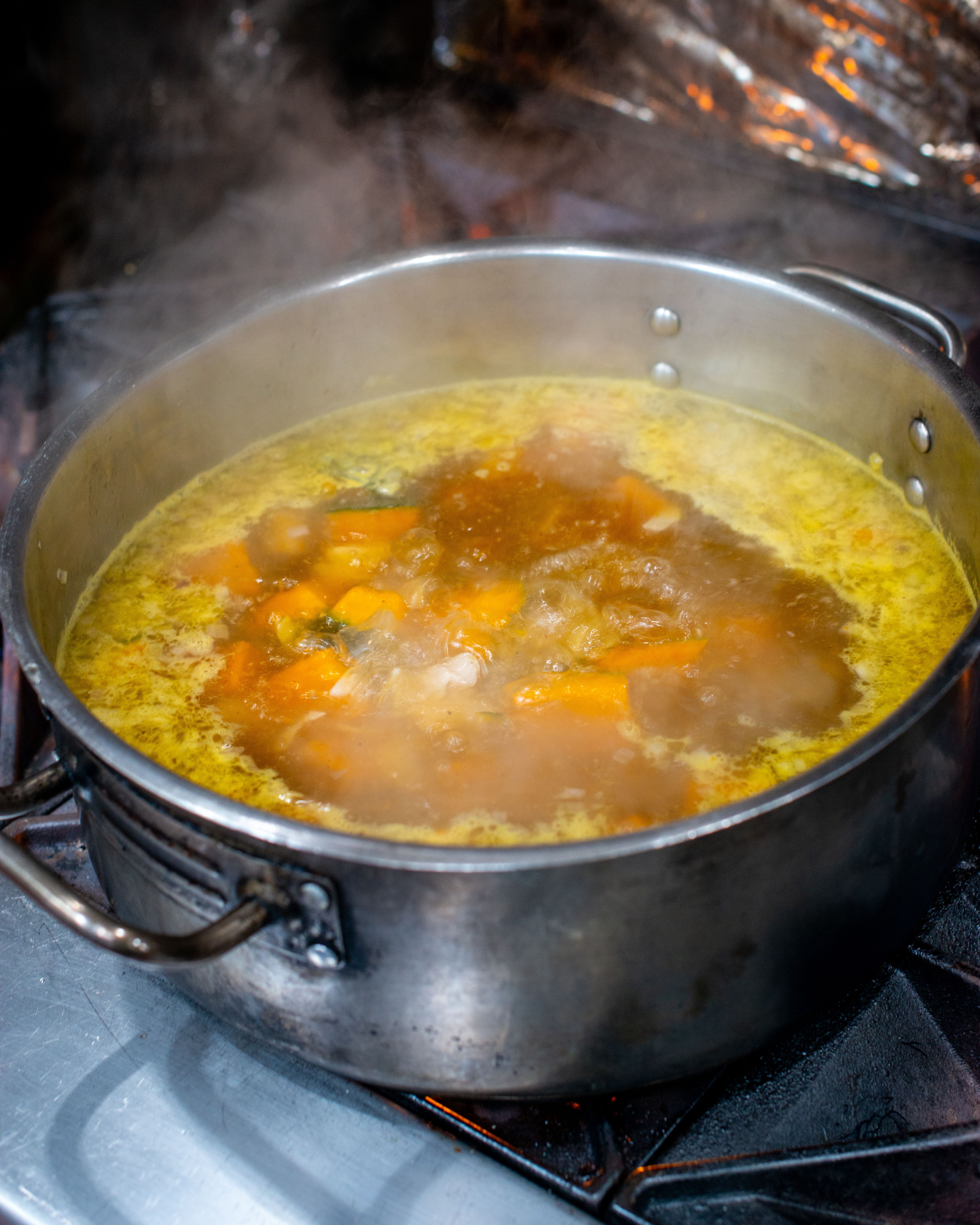 Images with caption alt text