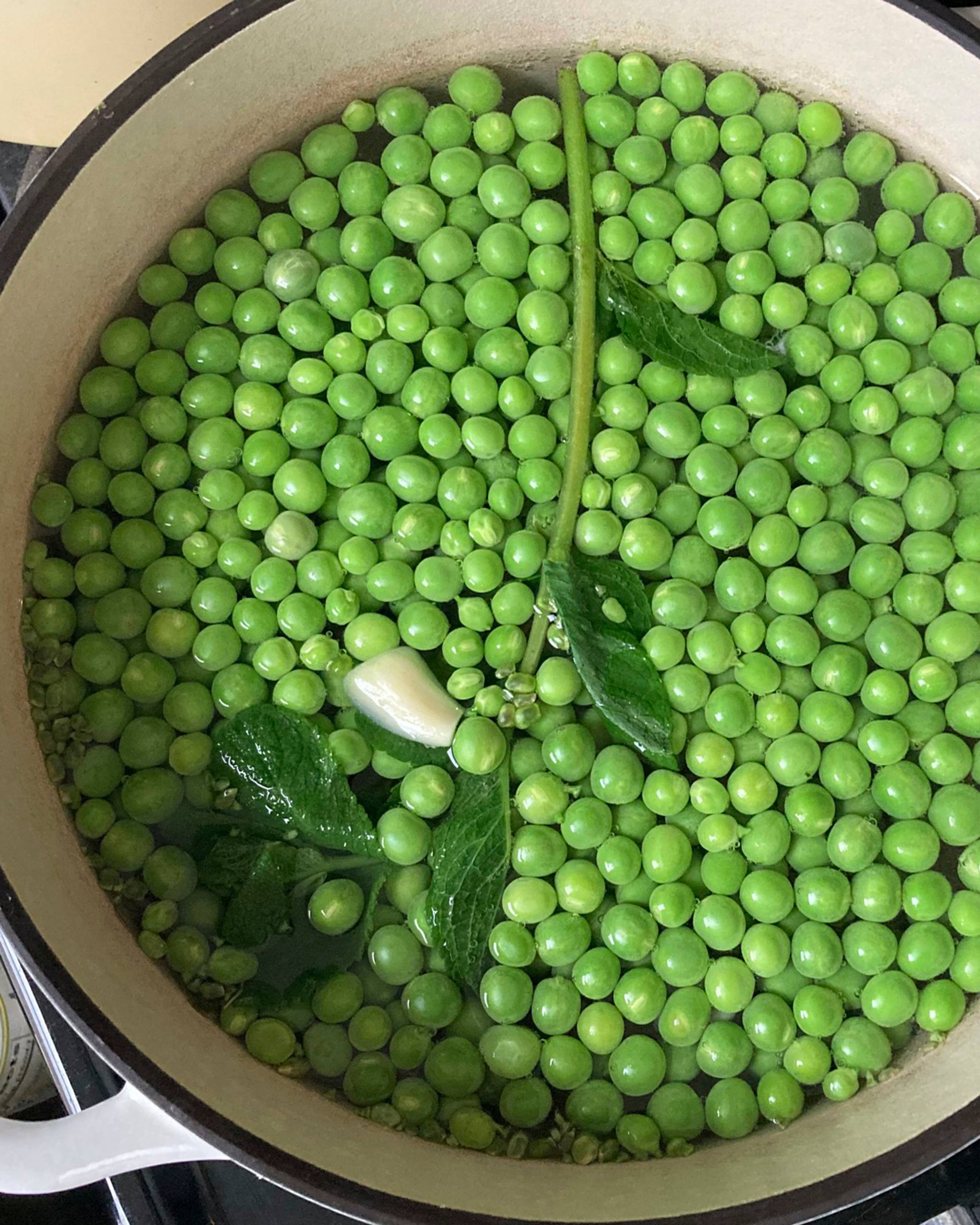 Blanching peas in water with seasoning
