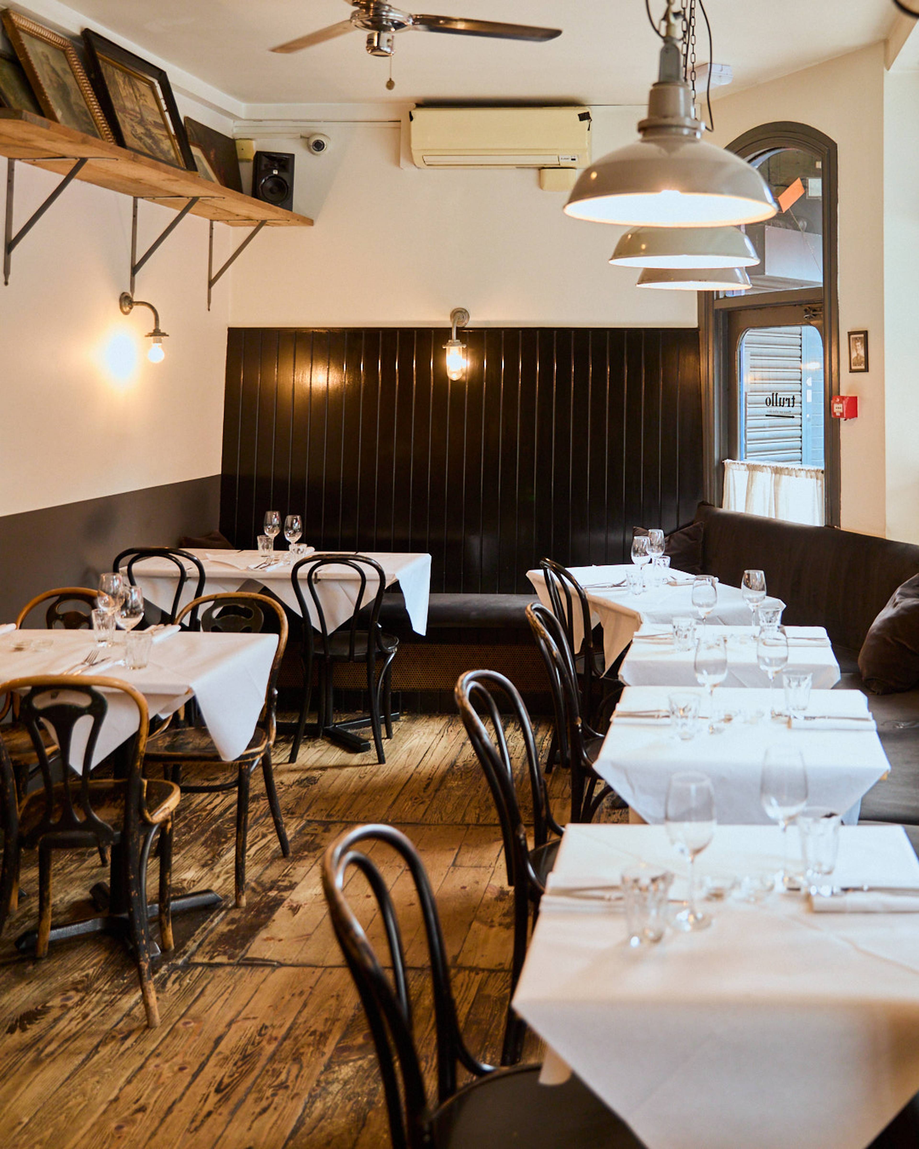 Images with caption alt text