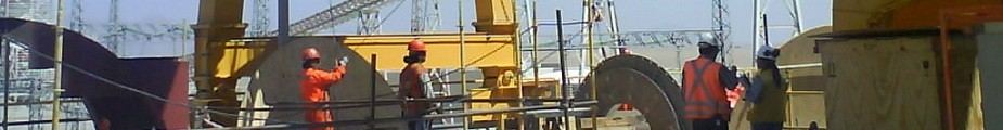 Trabajadores con equipos de protección personal en una obra industrial