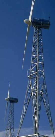 Torre de un aerogenerador vista desde abajo