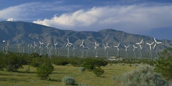 Aerogeneradores de un parque eólico frente a una sierra