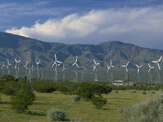 Aerogeneradores de un parque eólico frente a una sierra