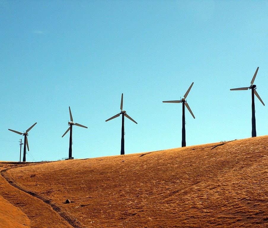 Aerogeneradores sobre una loma de tierra rojiza