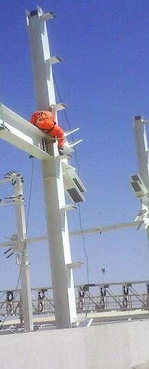 Operario trabajando en altura sobre una estructura metálica