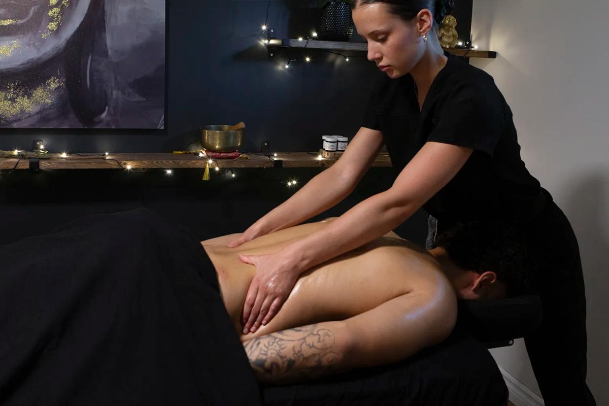 Massothérapeute préparant une séance — choisir la durée de massage idéale