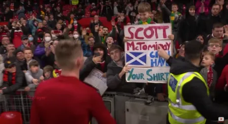 Table sa natpisima daj mi dres