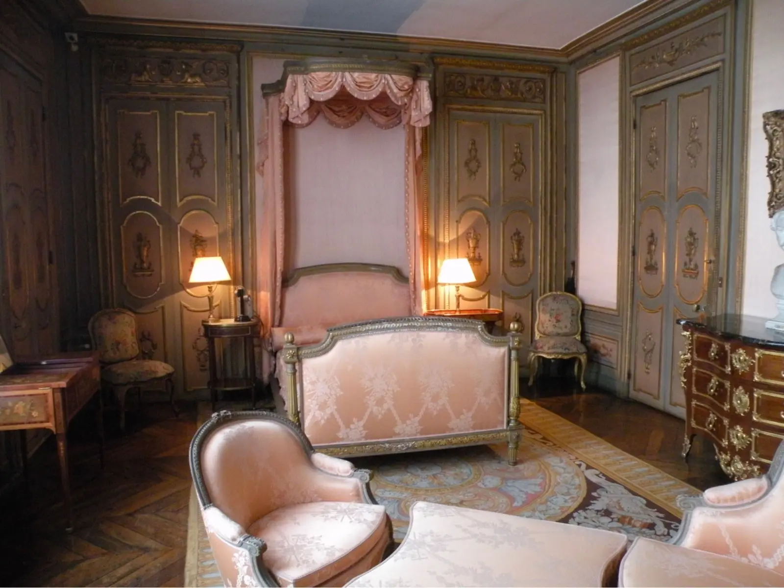 Interior design in stile francese moderno: il fascino degli appartamenti parigini