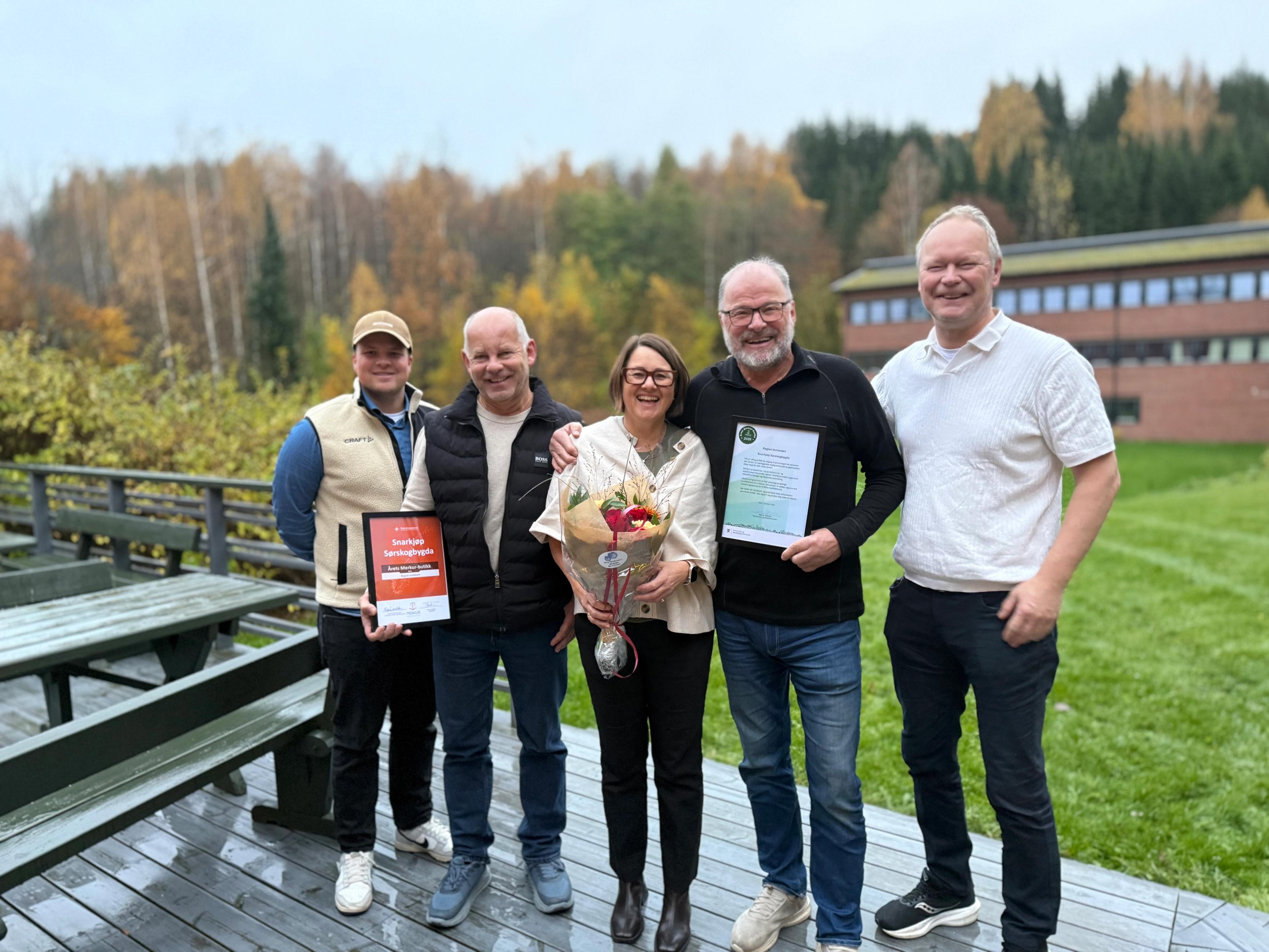 Prisvinnere med heiagjeng, diplom og blomster