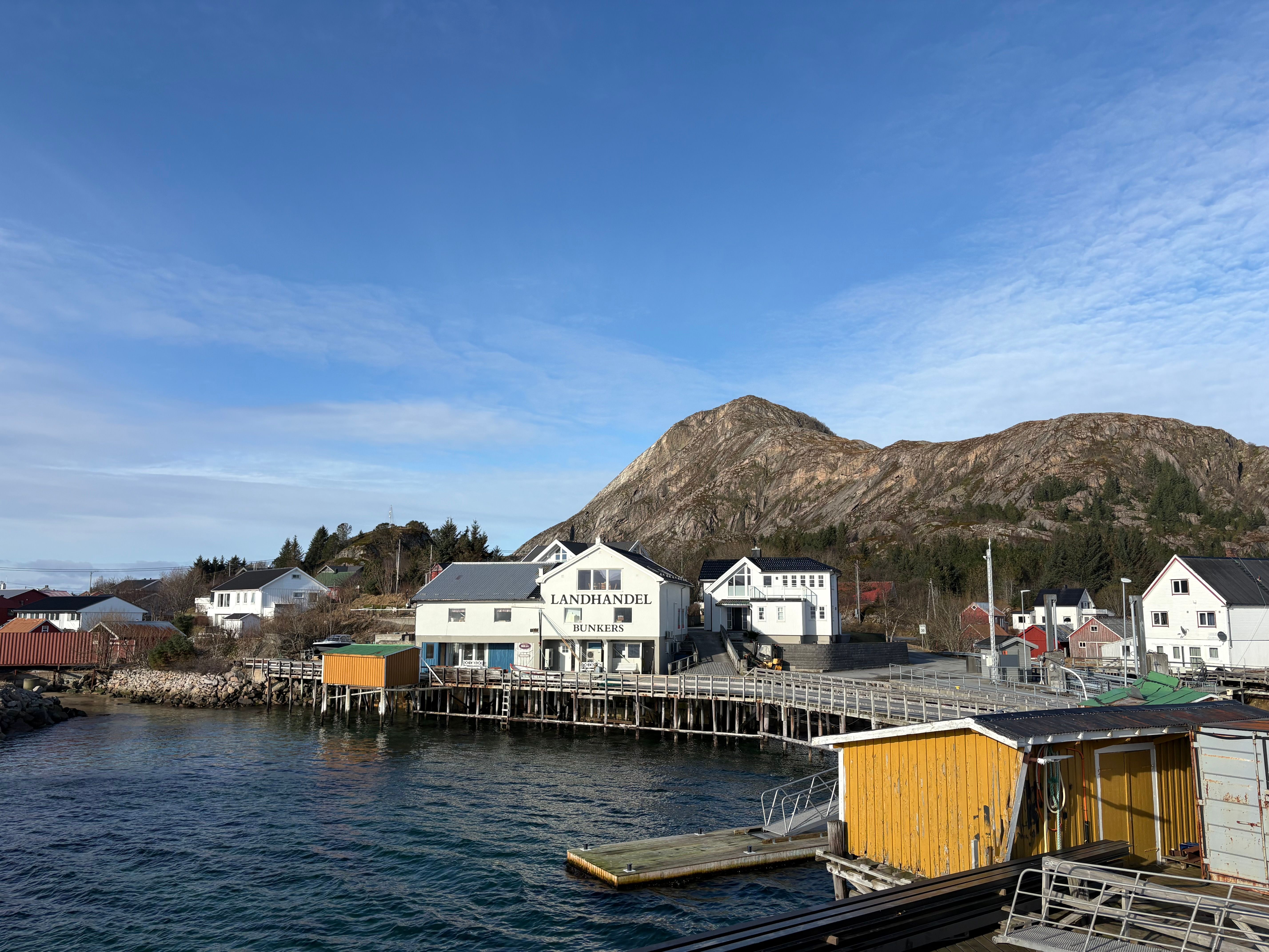 Hus og kai foran et fjell