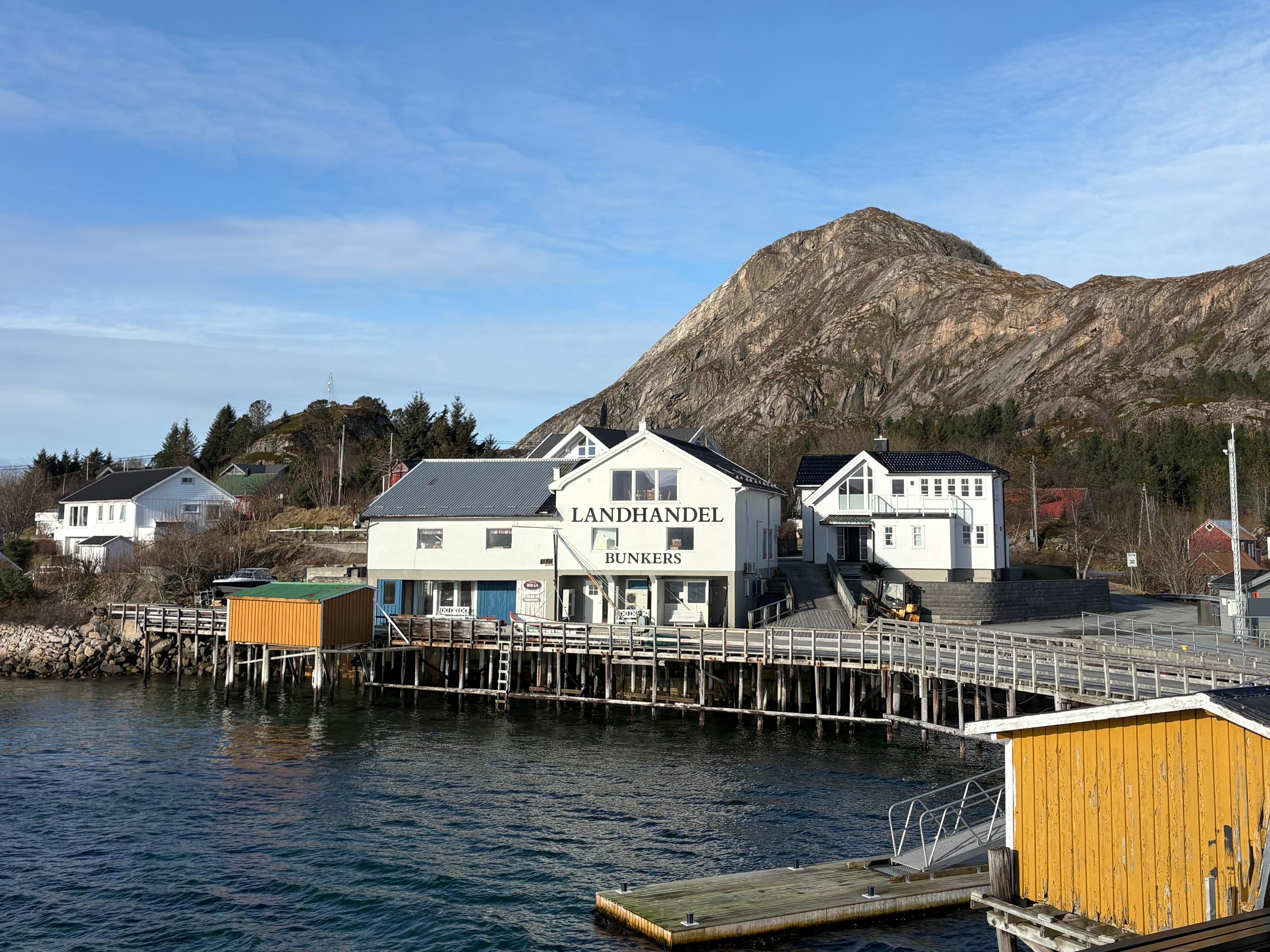 Hus og kai foran et fjell
