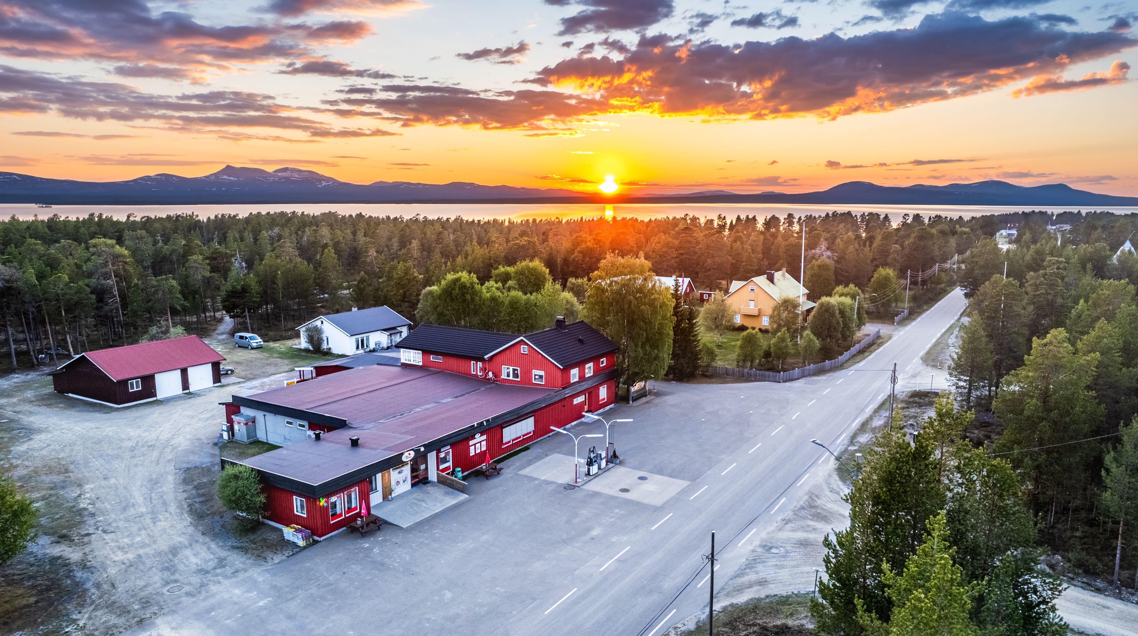 Hus i solnedgang