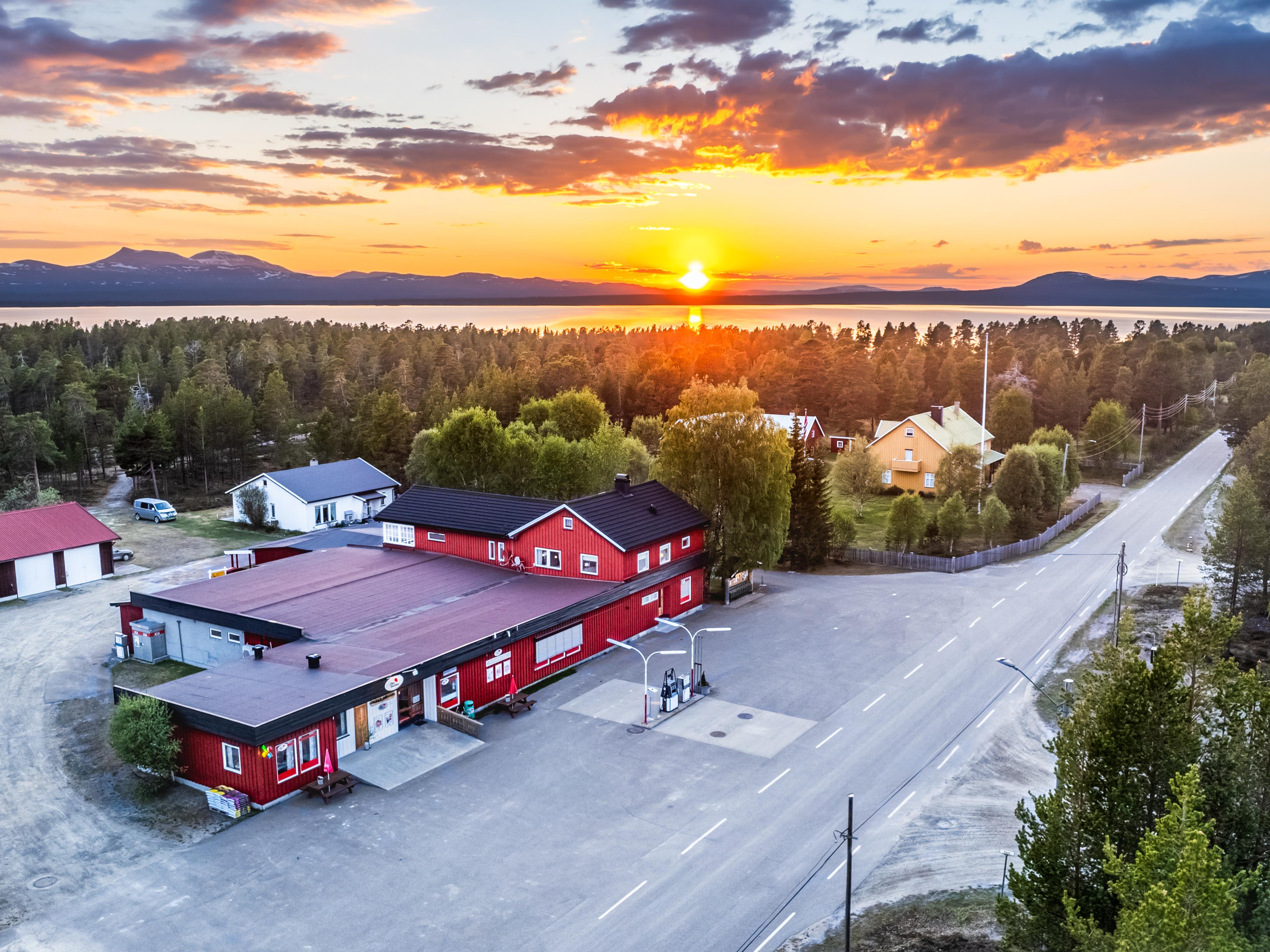 Hus i solnedgang