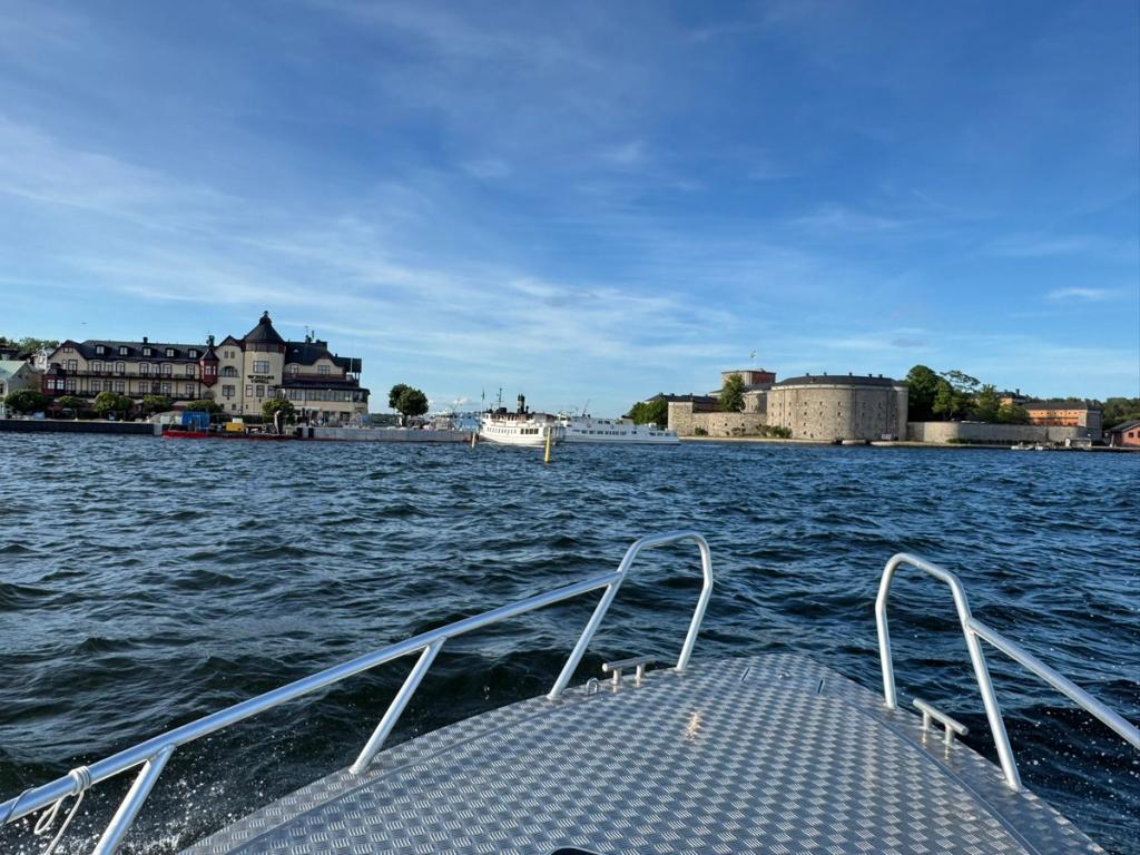 Taxibåt från Vaxholm till din ö i skärgården