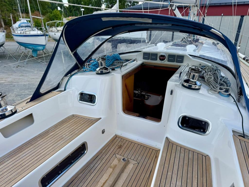 Sittbrunn och nedgång till salongen på Arcona 430