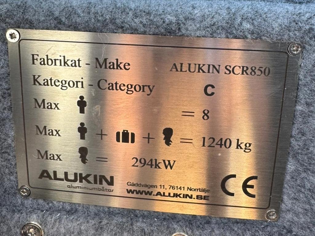 Tillverkarskylten från Alukin, med båtens modell, kategori och maxgränser.