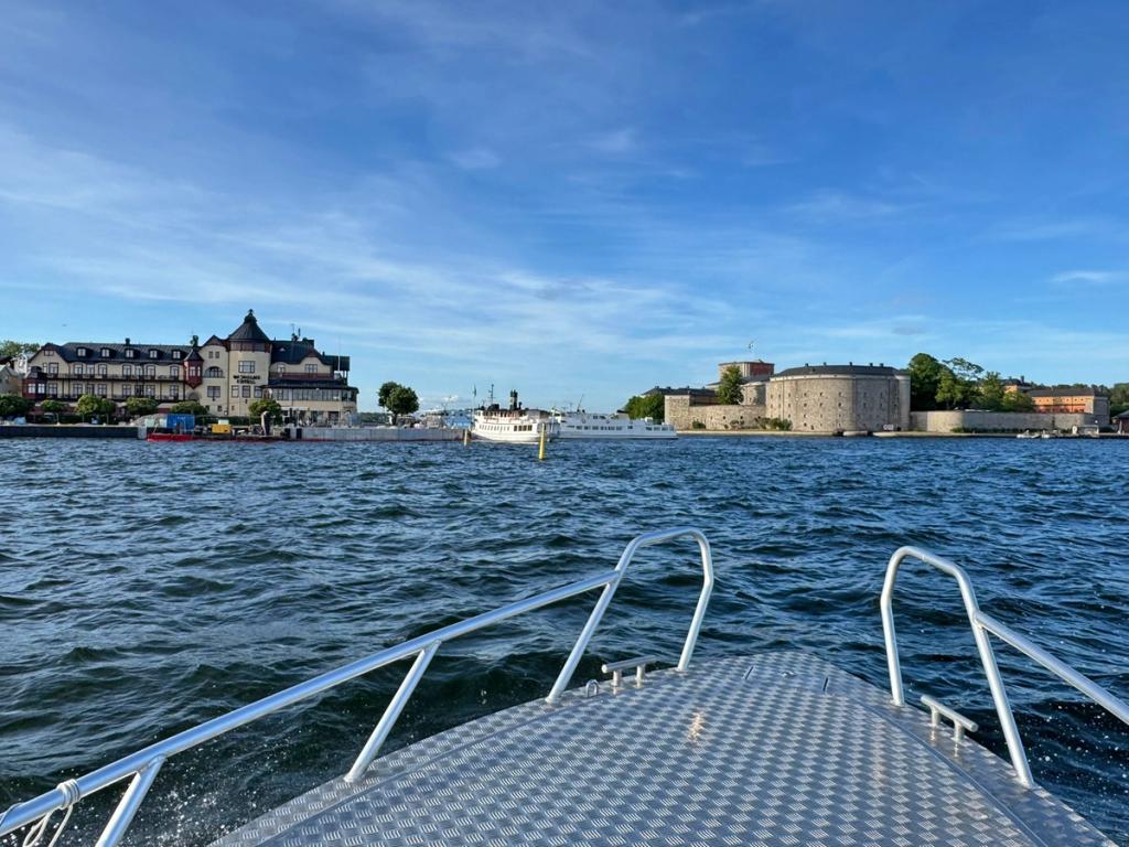 Båttaxi i skärgården vy över Vaxholms hamn och kastellet