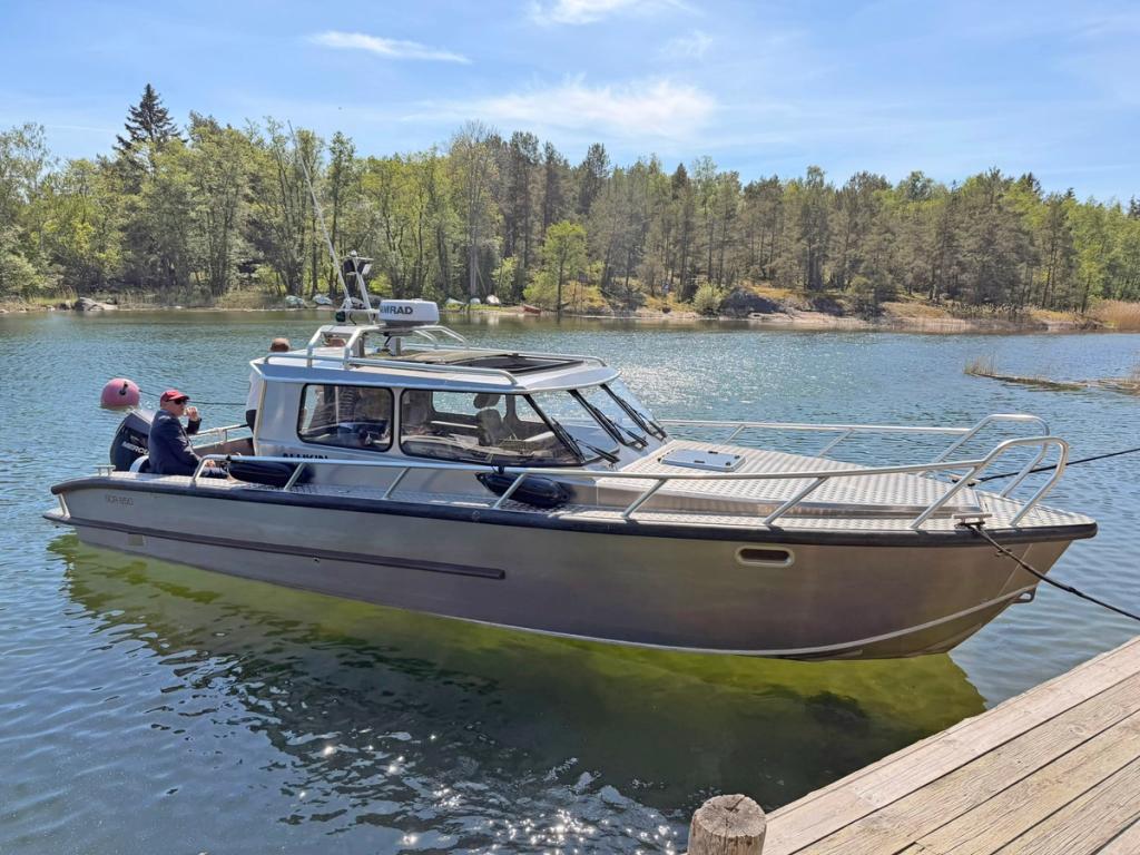 Båttaxi i skärgården sommartid vid bryggan