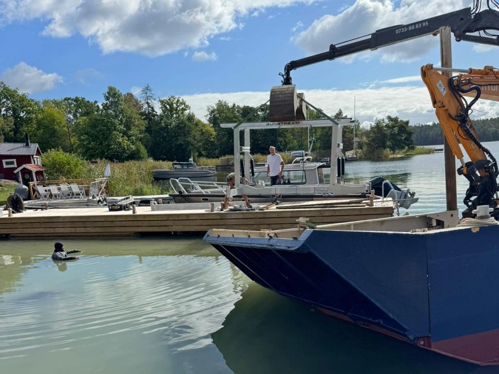 Montering av båtlyft på Ingmarsö