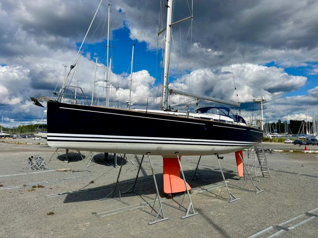 Arcona 430 uppställd på land