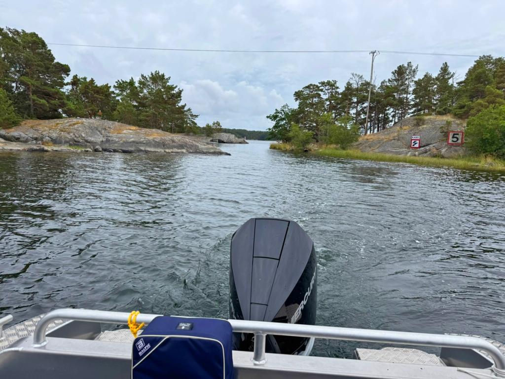 Med taxibåt genom Sorgströmmen vid Harö