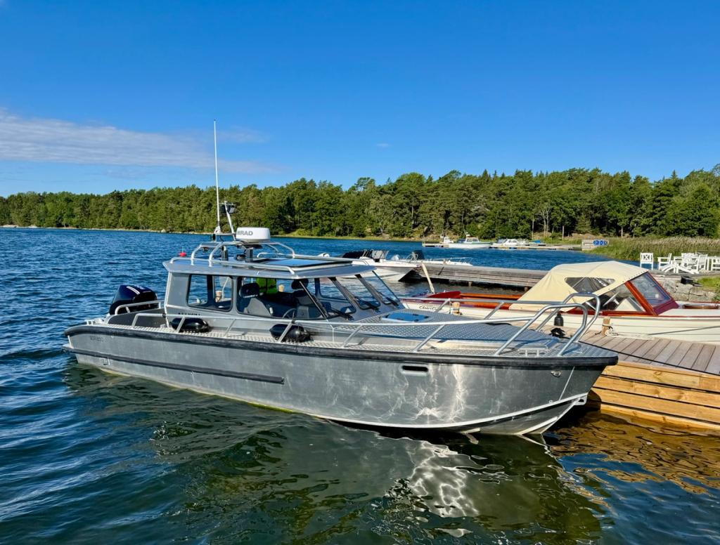 Flanör förtöjd vid en brygga en solig dag.