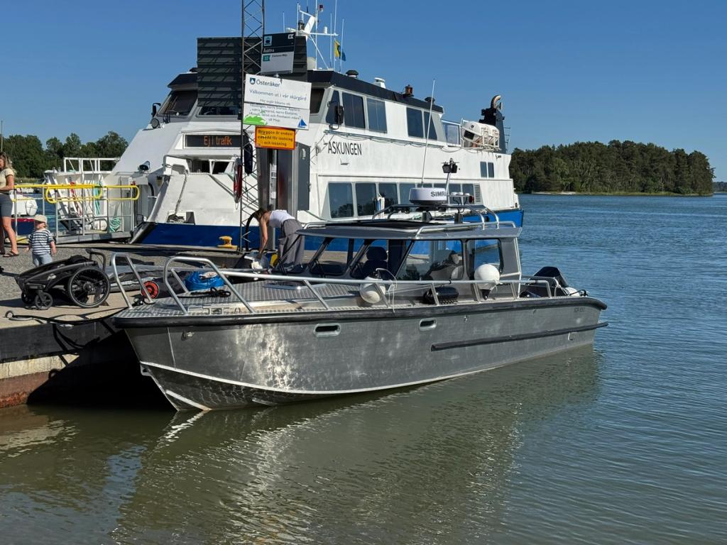 Åsättra brygga Kapten Forsén lastar