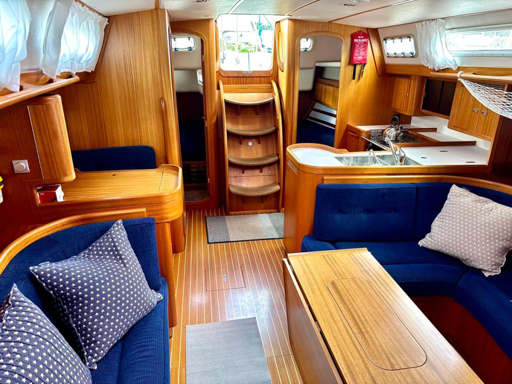 Salong med sittplatser och bord på Arcona 430