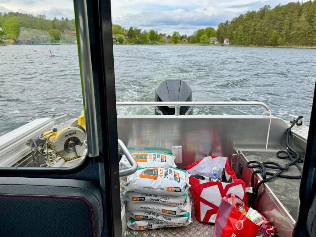 Säckar med byggmaterial lastade i Flanörs akter.