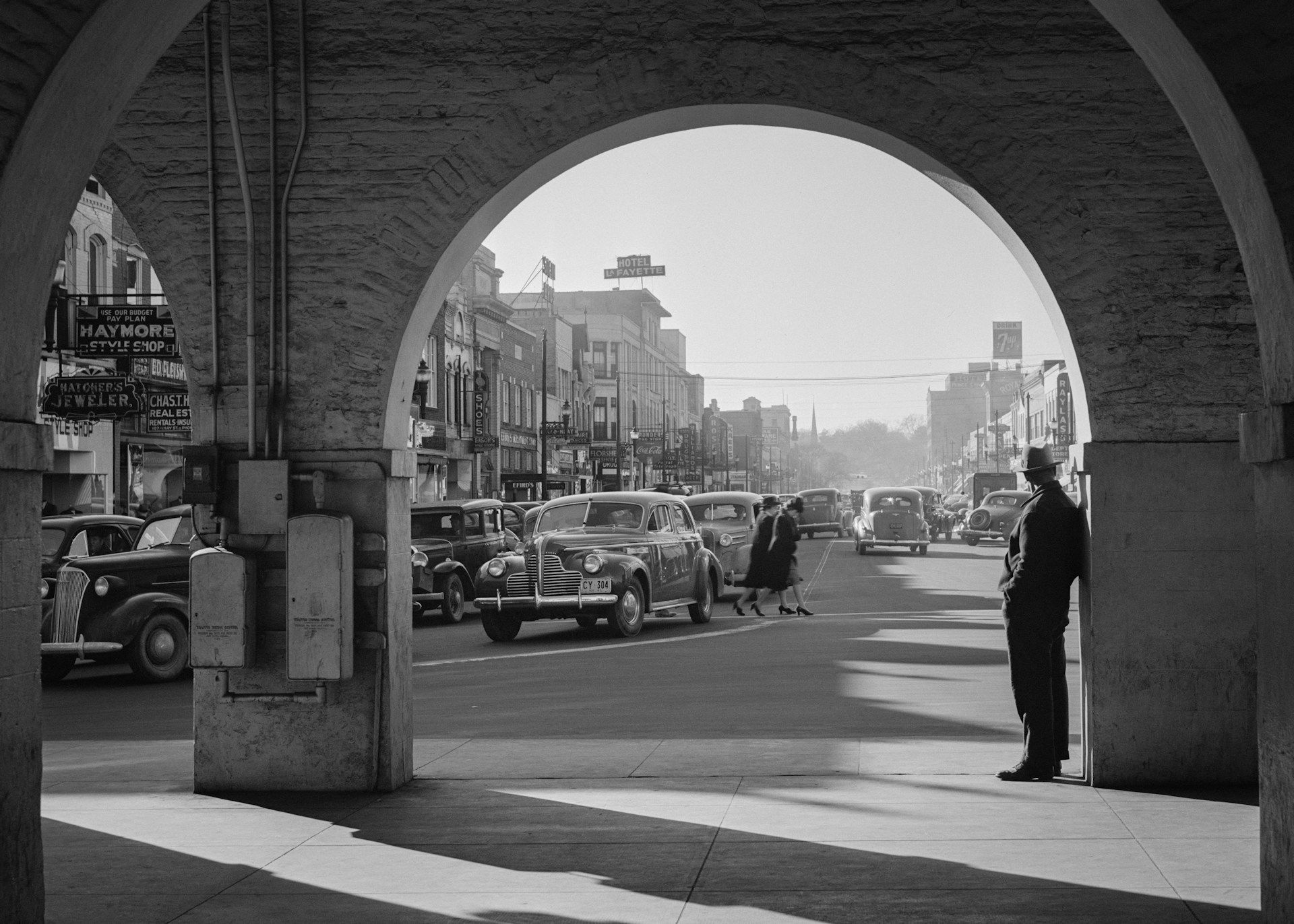 Traffic on the main street of Fayetteville, North Carolina at about five o'clock in 1941.