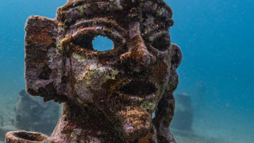 Escultura del museo submarino MUSZFI