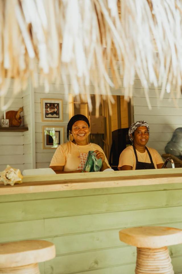Barra restaurante con mujeres de la región