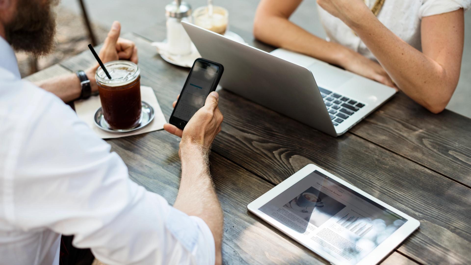 Image qui illustre Site web ou application mobile : quelle solution digitale pour votre entreprise
