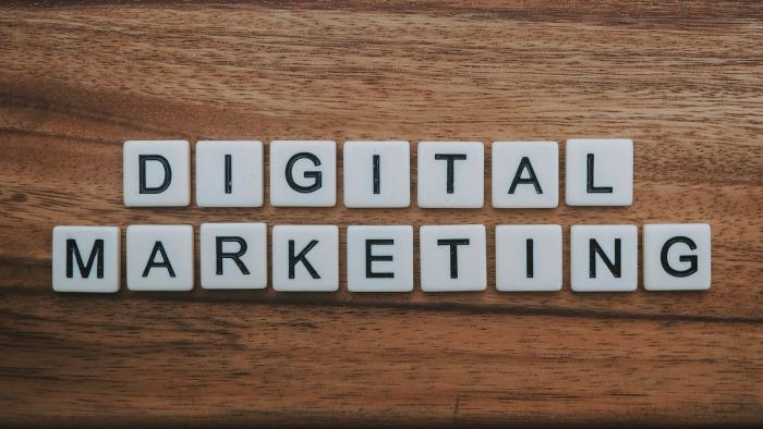 Communication digitale stratégique avec campagnes marketing multicanales, mesure du ROI et optimisation continue des performances