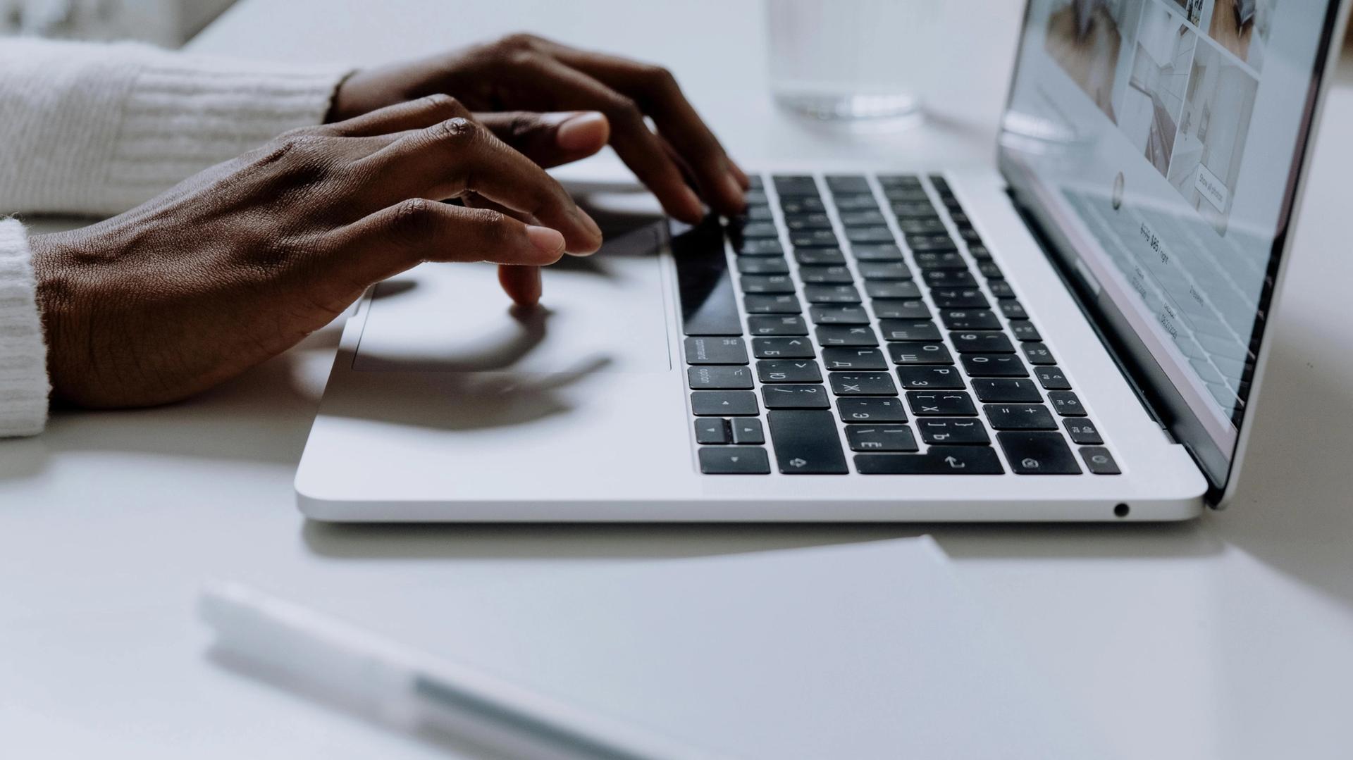 photo qui illustre Comment choisir son nom de domaine et hébergement web en 2026