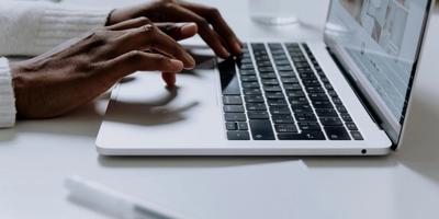 photo qui illustre Comment choisir son nom de domaine et hébergement web en 2026