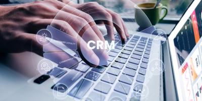photo qui illustre  si il faut intégrer l’IA dans son CRM, son site web ou ses emails