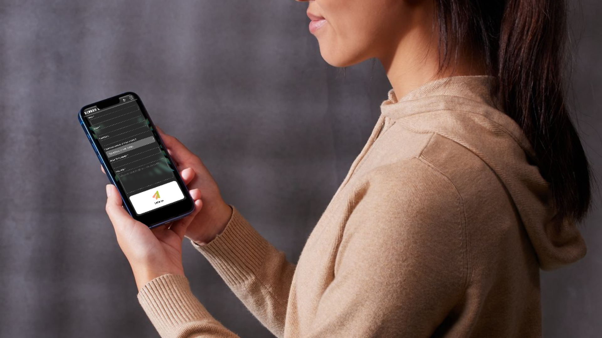 Photo qui montre un utilisateur utilisant sur son app mobile le site internet de Screen Com fait par pixeli web