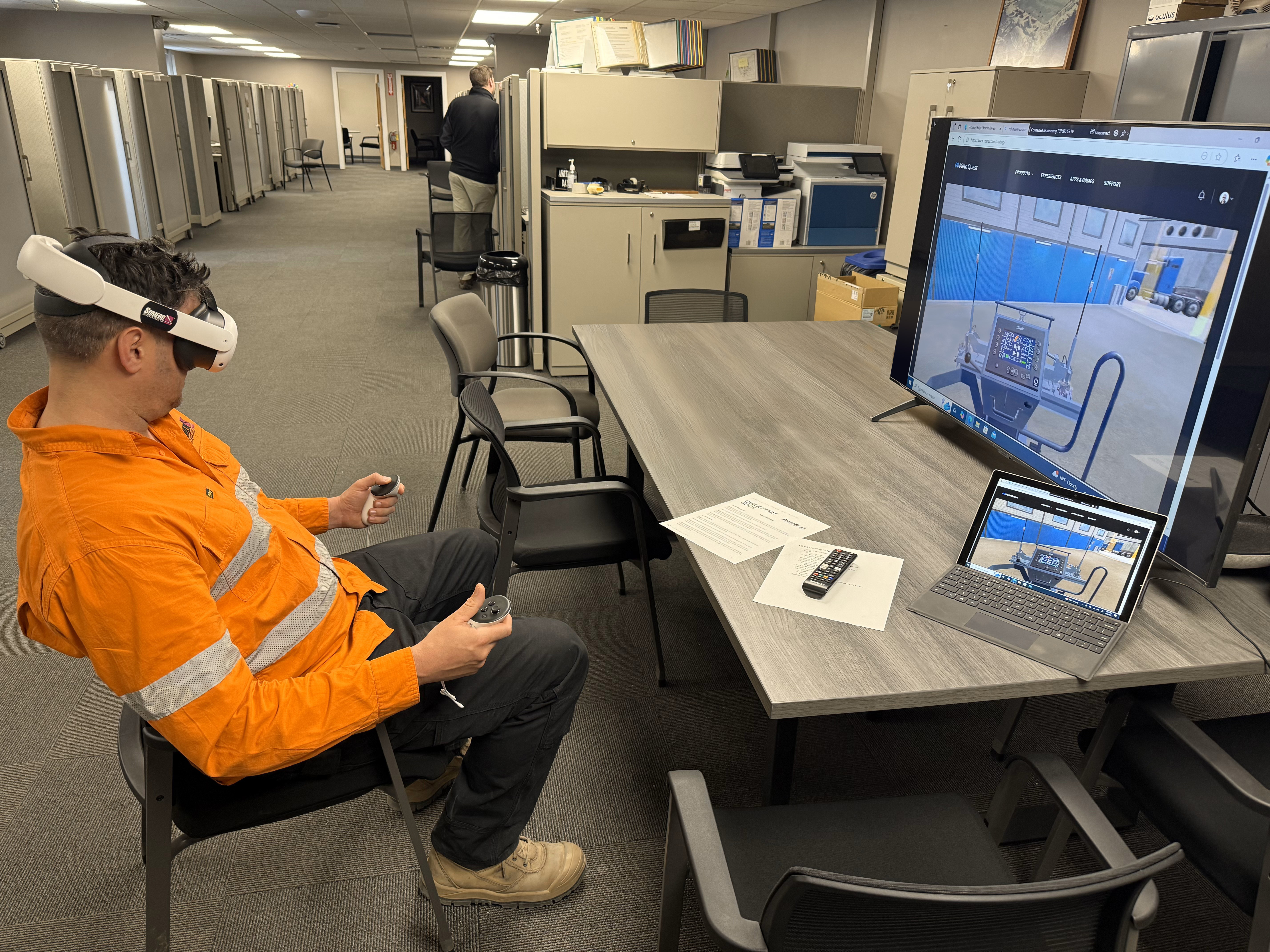 Пользователь в шлеме VR-симуляции для обучения