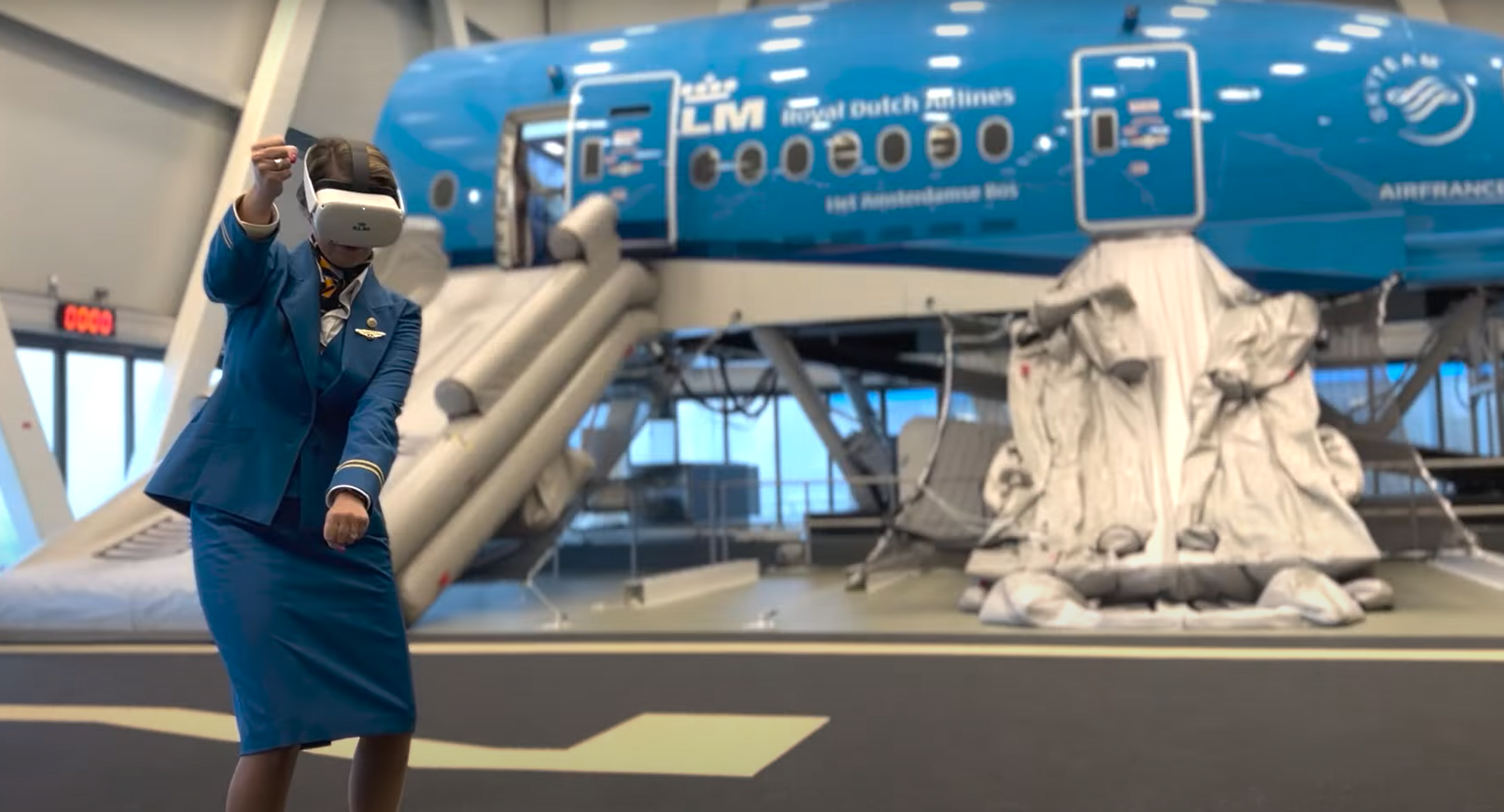 一名 KLM 飞行机组成员佩戴 VR 头盔。