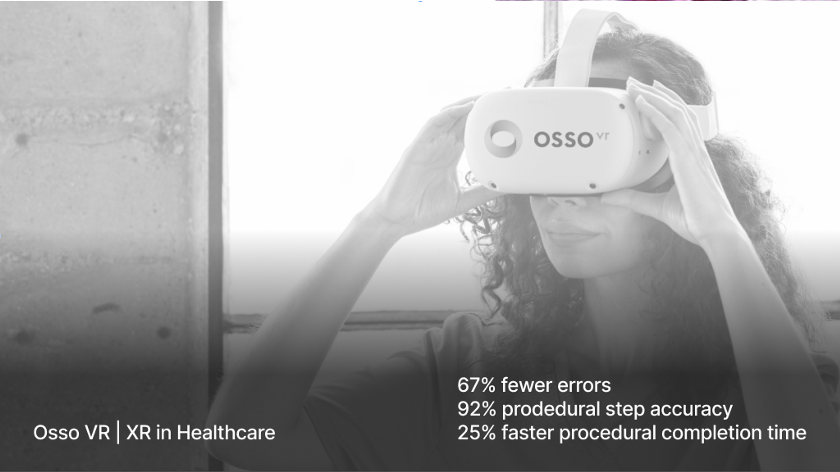VR ヘッドセットを装着した人物 - Osso VR ヘルスケア