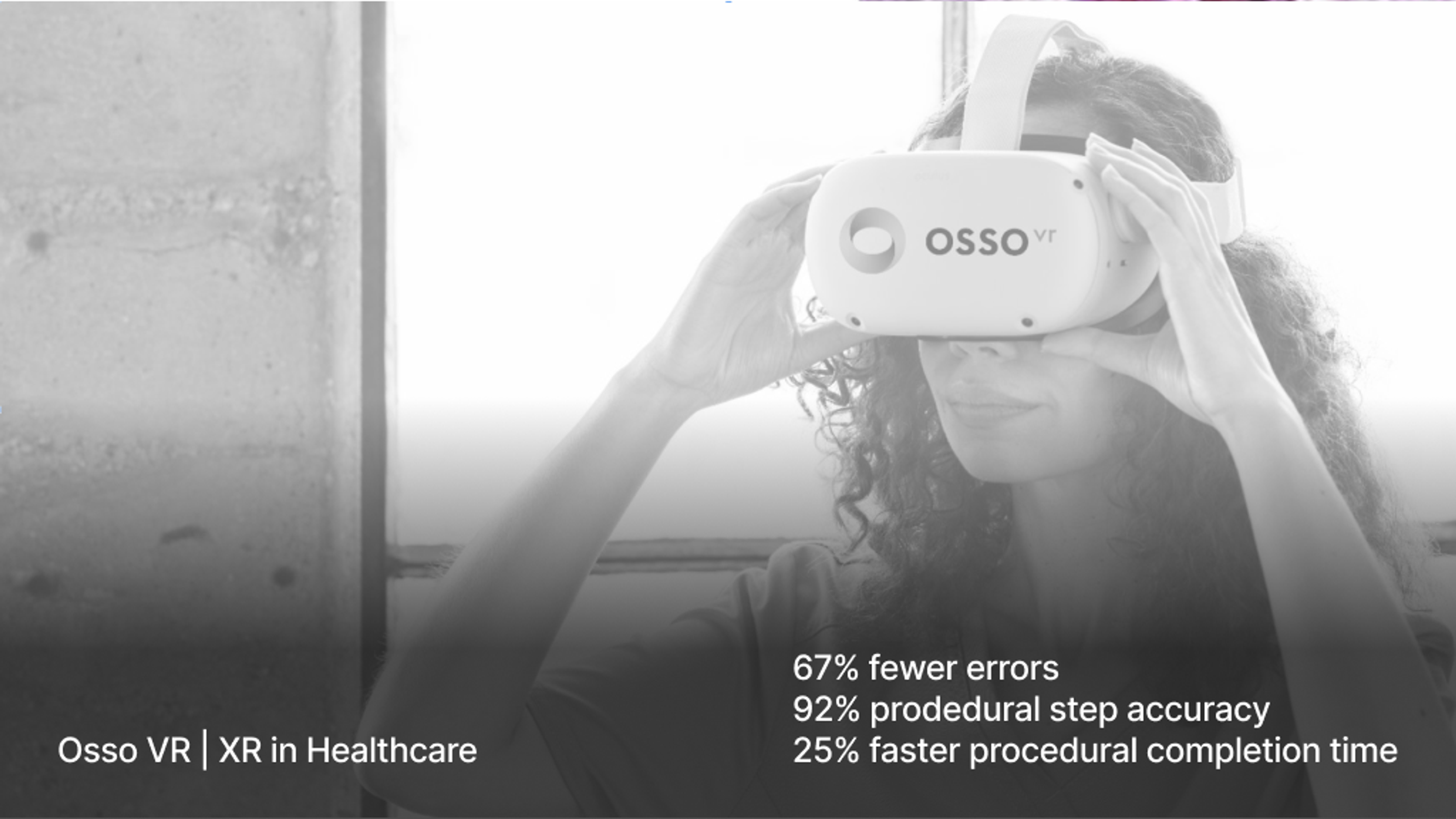 VR ヘッドセットを装着した人物 - Osso VR ヘルスケア